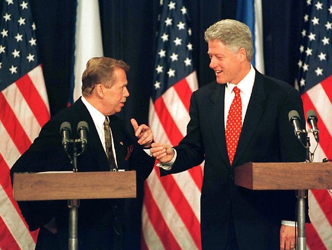 Oficiální návštěva prezidenta Havla v USA v září 1998. Na snímku na společné tiskové konferenci s Billem Clintonem.