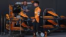 Zklamaný Lando Norris před boxy McLarenu po kvalifikaci na VC Ázerbájdžánu F1 2024