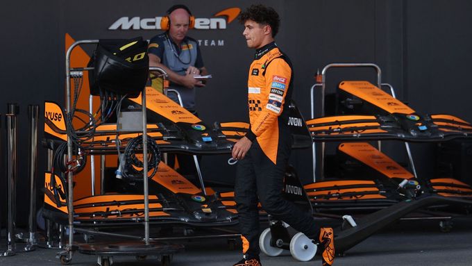 Zklamaný Lando Norris před boxy McLarenu po kvalifikaci na VC Ázerbájdžánu F1 2024