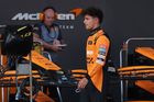 Zklamaný Lando Norris před boxy McLarenu po kvalifikaci na VC Ázerbájdžánu F1 2024