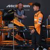 Zklamaný Lando Norris před boxy McLarenu po kvalifikaci na VC Ázerbájdžánu F1 2024