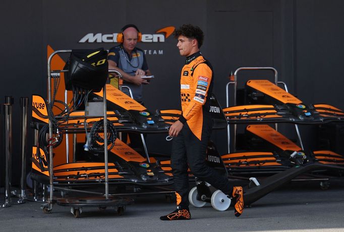 Zklamaný Lando Norris před boxy McLarenu po kvalifikaci na VC Ázerbájdžánu F1 2024