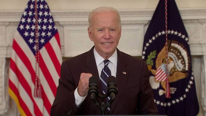 Biden slaví úspěch. Sněmovna reprezentantů USA schválila jeho investiční balík; Zdroj foto: Reuters