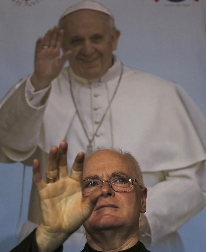 Brazilský kardinál, arcibiskup Sao Paula Odilo Scherer mluví s novináři před fotografii papeže Františka během tiskové konference v Sao Paulu 22. března 2013.