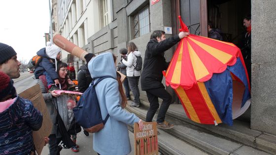 Foto: Nejsme uličníci! Děti s rodiči demonstrovali ve státním úřadu za Kliniku