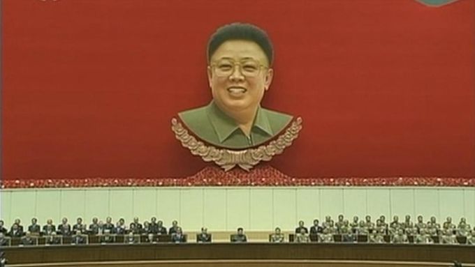 Kim Čong-un na vzpomínkové akci k výročí úmrtí Kim Čong-ila. Záběr severokorejské státní televize KRT.