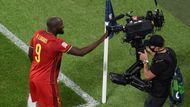 Belgičan Romelu Lukaku slaví gól v semifinále Ligy národů s Francií.