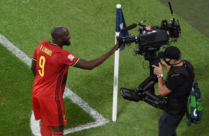 Belgičan Romelu Lukaku slaví gól v semifinále Ligy národů s Francií.