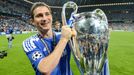 Anglický fotbalový záložník Frank Lampard pózuje s trofejí pro vítěze Ligy mistrů, kterou získal s Chelsea po vítězství nad Bayernem Mnichov v roce 2012.