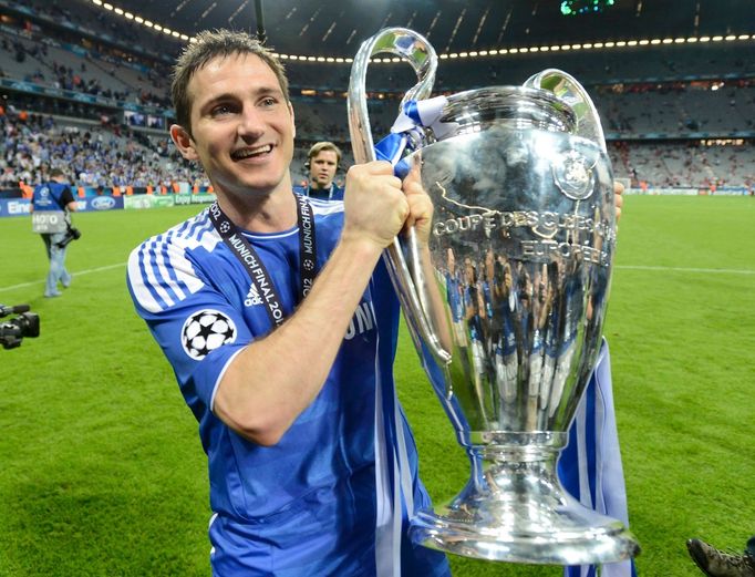 Anglický fotbalový záložník Frank Lampard pózuje s trofejí pro vítěze Ligy mistrů, kterou získal s Chelsea po vítězství nad Bayernem Mnichov v roce 2012.