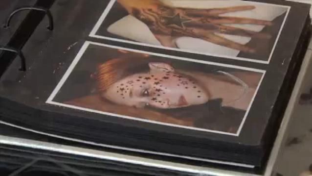 Dívka se po tetování probudila s noční oblohou na tváři