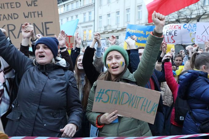 Záběry z pražské demonstrace na Václavském náměstí na podporu napadené Ukrajině.