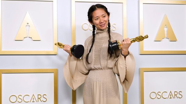 Historický úspěch Chloé Zhaové: Její Země nomádů získala Oscara za nejlepší film i nejlepší režii