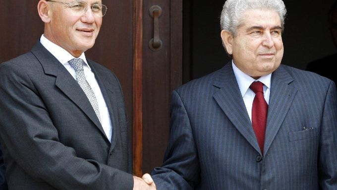 Prezident Kypru Dimitris Christofias (vpravo) a jeho protějšek ze Severokyperské turecké republiky Mehmet Ali Talat po setkání v nárazníkové zóně v rozdělené Nikósii