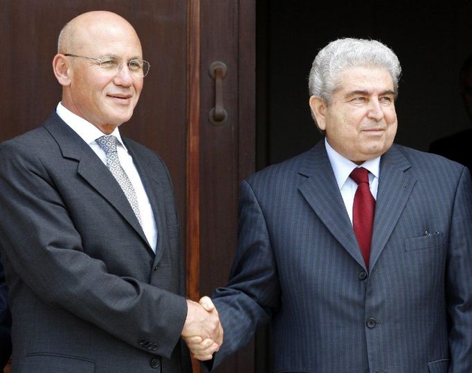 Prezident Kypru Dimitris Christofias (vpravo) a jeho protějšek ze Severokyperské turecké republiky Mehmet Ali Talat po setkání v nárazníkové zóně v rozdělené Nikósii