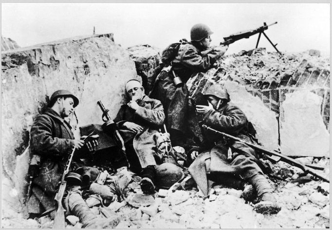 STALINGRAD RED TRENCH Russian soldiers entrenched Date: 1942-43 Source: Photograph by Max Alpert MELEDIN COLLECTION