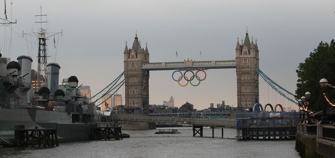 Proměna Tower Bridge pro zahajovací ceremoniál OH 2012 v Londýně.