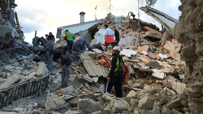 Následky zemětřesení v italském městečku Amatrice.