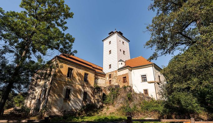 S průvodcem se zájemci projdou po zámku Lobkovice na okraji Neratovic. Prohlídky památku paradoxně představí jako nedokončené staveniště ze 70. let minulého století.