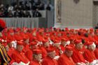 V bazilice svatého Petra převzalo odznaky kardinálské hodnosti 22 nových kardinálů