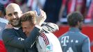 Pep Guardiola a Joshua Kimmich slaví titul v bundeslize