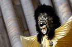 Maska na náměstí Svatého Marka v Benátkách. 
Prapůvod reje masek není znám. Jisté je, že se ctihodní Benátčané pod masky schovávali a díky nim si dovolili to, co by na vlastní tvář mohli těžko.