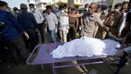 Na palubě bylo podle zdroje agentury Reuters 217 dospělých, 11 dětí a dva kojenci. Air India upřesnila, že 169 cestujících byli indičtí občané, 53 Britové, sedm Portugalců a jeden Kanaďan.