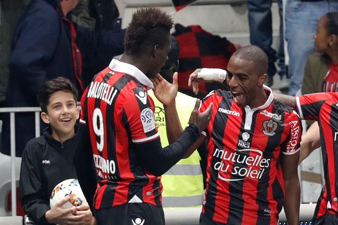 Mario Balotelli a Ricardo Pereira  slaví branku Nice