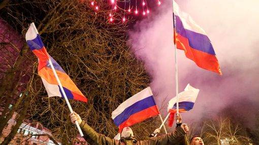 Proruští separatisté v Doněcku poté, co Vladimir Putin oznámil oficiální uznání samozvaných donbaských republik.