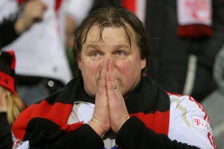 Fanoušek Leverkusenu během utkání se Spartou