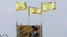 Vlajka libanonského hnutí Hizballáh a plakát s lídrem organizace Hasanem Nasralláhem