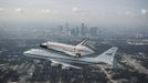 The space shuttle Endeavour, atop NASA's Shuttle Carrier Aircraft, flies over Houston, Texas in this September 19, 2012 NASA handout photo. The SCA, a modified 747 jetliner is flying Endeavour to Los Angeles where it will be placed on public display at the California Science Center. This is the final ferry flight scheduled in the Space Shuttle Program era. REUTERS/Sheir Locke/NASA/Handout (UNITED STATES - Tags: SCIENCE TECHNOLOGY TRANSPORT) FOR EDITORIAL USE ONLY. NOT FOR SALE FOR MARKETING OR ADVERTISING CAMPAIGNS. THIS IMAGE HAS BEEN SUPPLIED BY A THIRD PARTY. IT IS DISTRIBUTED, EXACTLY AS RECEIVED BY REUTERS, AS A SERVICE TO CLIENTS Published: Zář. 20, 2012, 1:42 dop.