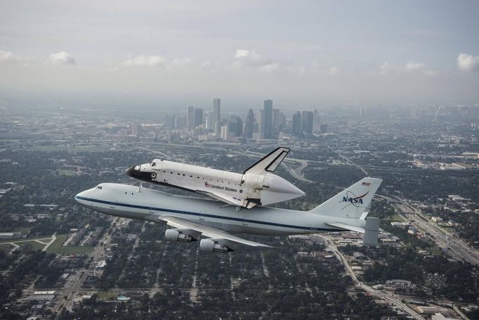 The space shuttle Endeavour, atop NASA's Shuttle Carrier Aircraft, flies over Houston, Texas in this September 19, 2012 NASA handout photo. The SCA, a modified 747 jetliner is flying Endeavour to Los Angeles where it will be placed on public display at the California Science Center. This is the final ferry flight scheduled in the Space Shuttle Program era. REUTERS/Sheir Locke/NASA/Handout (UNITED STATES - Tags: SCIENCE TECHNOLOGY TRANSPORT) FOR EDITORIAL USE ONLY. NOT FOR SALE FOR MARKETING OR ADVERTISING CAMPAIGNS. THIS IMAGE HAS BEEN SUPPLIED BY A THIRD PARTY. IT IS DISTRIBUTED, EXACTLY AS RECEIVED BY REUTERS, AS A SERVICE TO CLIENTS Published: Zář. 20, 2012, 1:42 dop.