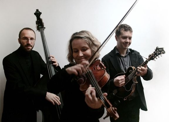 Jitka Šuranská tvořila trio s kontrabasistou Marianem Friedlem a mandolinistou Martinem Krajíčkem.