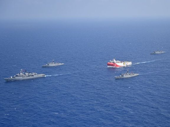 Turecké průzkumné plavidlo doprovázené vojenskými loděmi podniká průzkum ve sporných vodách Středozemního moře.