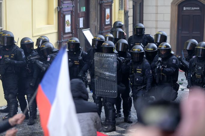 Demonstrace proti rouškám a střety s policií