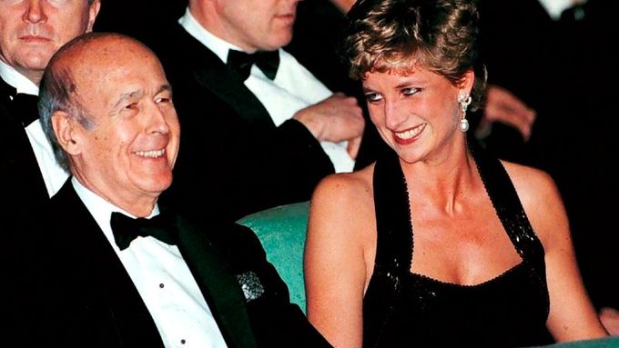 Diana prostřed živé zábavy s bývalým francouzským prezidentem. Valery Giscard d'Estaing ji bavil v zámku ve Versailles