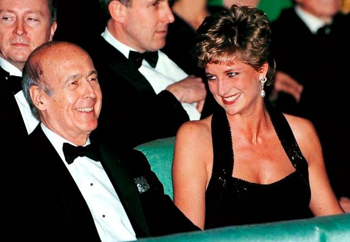 Diana, princezna z Walesu, zachycena uprostřed živé zábavy s bývalým francouzským prezidentem. Valery Giscard d'Estaing ji bavil na sklonku prosince 1994 v zámku ve Versailles.