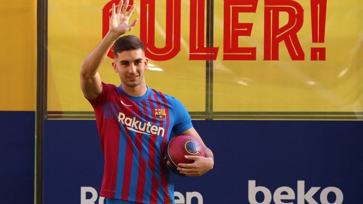 Barcelona přivedla hvězdu z Manchesteru, teď musí vyřešit, jak ji zapsat na soupisku; Zdroj foto: Reuters