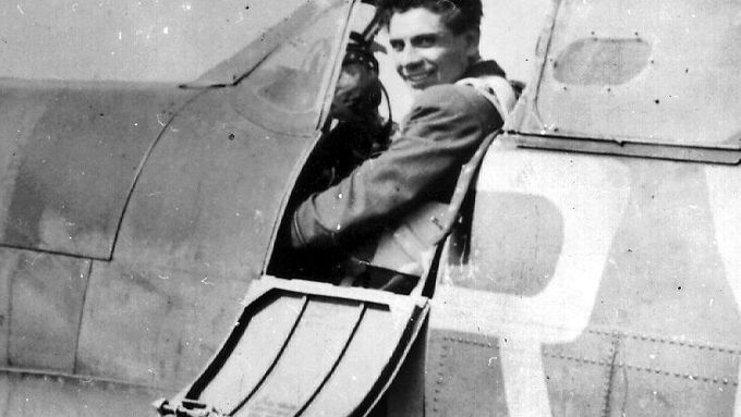 František Fajtl v kokpitu Spitfiru. Letiště Leconfield, Anglie, léto 1941.