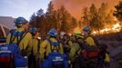 A fire crew watches as the Little Bear Fire burns in the Lincoln National Forest near Ruidoso, New Mexico, in this June 13, 2012 U.S. Forest Service handout photo. Little Bear Fire, Lincoln National Forest, New Mexico, June, 2012 Some of the 2,500 people forced to evacuate their central New Mexico houses by wildfires raging near the resort village of Ruidoso began returning home this week with the help of National Guard troops, officials said. Photo taken June 13, 2012. REUTERS/Kari Greer/US Forest Service/Handout (UNITED STATES - Tags: DISASTER ENVIRONMENT) FOR EDITORIAL USE ONLY. NOT FOR SALE FOR MARKETING OR ADVERTISING CAMPAIGNS. THIS IMAGE HAS BEEN SUPPLIED BY A THIRD PARTY. IT IS DISTRIBUTED, EXACTLY AS RECEIVED BY REUTERS, AS A SERVICE TO CLIENTS Published: Čer. 17, 2012, 4:02 dop.