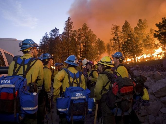 A fire crew watches as the Little Bear Fire burns in the Lincoln National Forest near Ruidoso, New Mexico, in this June 13, 2012 U.S. Forest Service handout photo. Little Bear Fire, Lincoln National Forest, New Mexico, June, 2012 Some of the 2,500 people forced to evacuate their central New Mexico houses by wildfires raging near the resort village of Ruidoso began returning home this week with the help of National Guard troops, officials said. Photo taken June 13, 2012. REUTERS/Kari Greer/US Forest Service/Handout (UNITED STATES - Tags: DISASTER ENVIRONMENT) FOR EDITORIAL USE ONLY. NOT FOR SALE FOR MARKETING OR ADVERTISING CAMPAIGNS. THIS IMAGE HAS BEEN SUPPLIED BY A THIRD PARTY. IT IS DISTRIBUTED, EXACTLY AS RECEIVED BY REUTERS, AS A SERVICE TO CLIENTS Published: Čer. 17, 2012, 4:02 dop.