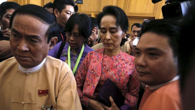 Su Ťij přichází na první zasedání nového barmského parlamentu.