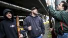 Derek Chauran (R) looks over the rifle he brought from someone after the Seattle Police Department buyback event ran out of gift cards in Seattle, Washington January 26, 2013. Participants received up to a $100 gift card in exchange for working handguns, shotguns and rifles, and up to a $200 gift card for assault weapons. The event lasted from 9 a.m. until shortly after noon, after the event ran out of $80,000 worth of gift cards. REUTERS/Nick Adams (UNITED STATES - Tags: POLITICS CIVIL UNREST) Published: Led. 27, 2013, 1:08 dop.