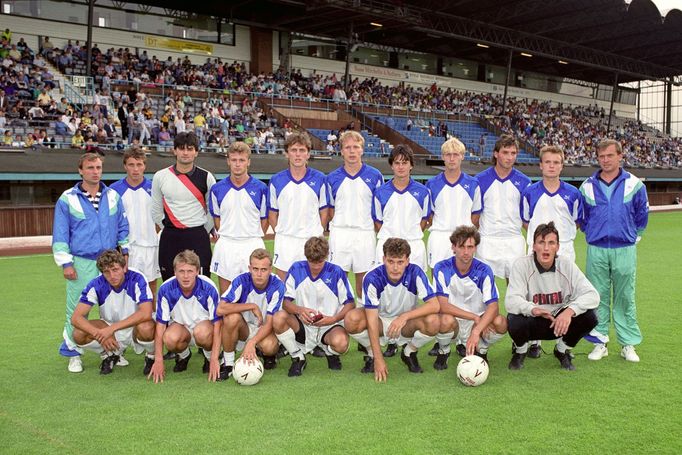 Baník Ostrava 1990 - Pavel Srníček (horní řada třetí zleva)