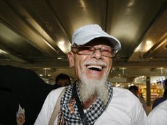 Gary Glitter na letišti Suvarnabhumi v Bangkoku krátce před návratem do Británie