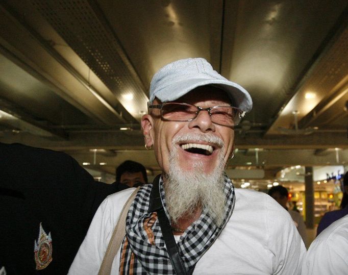 Gary Glitter na letišti Suvarnabhumi v Bangkoku krátce před návratem do Británie