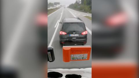Německé auto vybržďovalo české řidiče kamionu. Ti se ho pokusili „cvaknout“