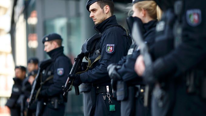 Policisté před obchodním střediskem v Essenu.