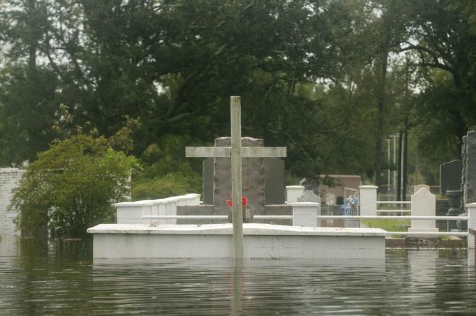 Floods waters surround a cemetery in the Olde Towne area after Hurricane Isaac passed through Slidell, Louisiana August 30, 2012. Isaac, downgraded to a tropical storm, has drenched southeastern Louisiana and Mississippi with heavy rainfall while a significant storm surge continued, the U.S National Hurricane Center said. REUTERS/Michael Spooneybarger (UNITED STATES - Tags: ENVIRONMENT DISASTER) Published: Srp. 31, 2012, 1:16 dop.